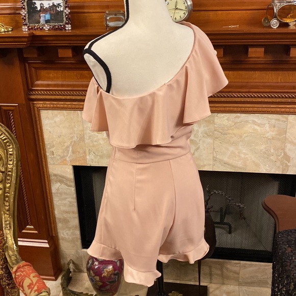 Adorable One Shoulder Romper NWT - Picture 4 of 16